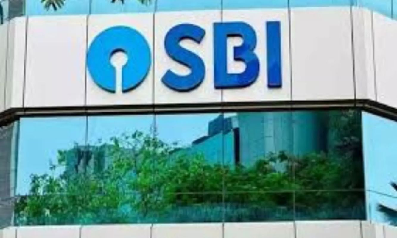 State Bank of India (SBI) presented a dividend cheque of ₹8,813 crore to the Government of India for FY 2025–26